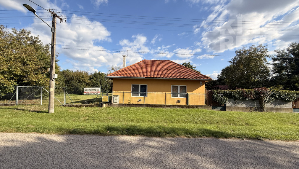 Vidiecky rodinný dom s veľkým pozemkom v obci Lok