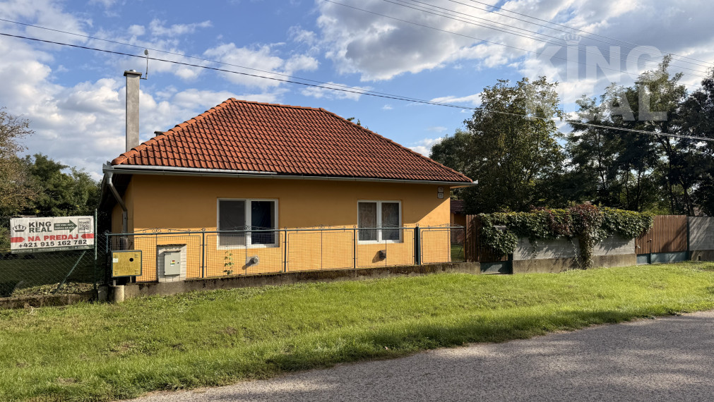 Vidiecky rodinný dom s veľkým pozemkom v obci Lok