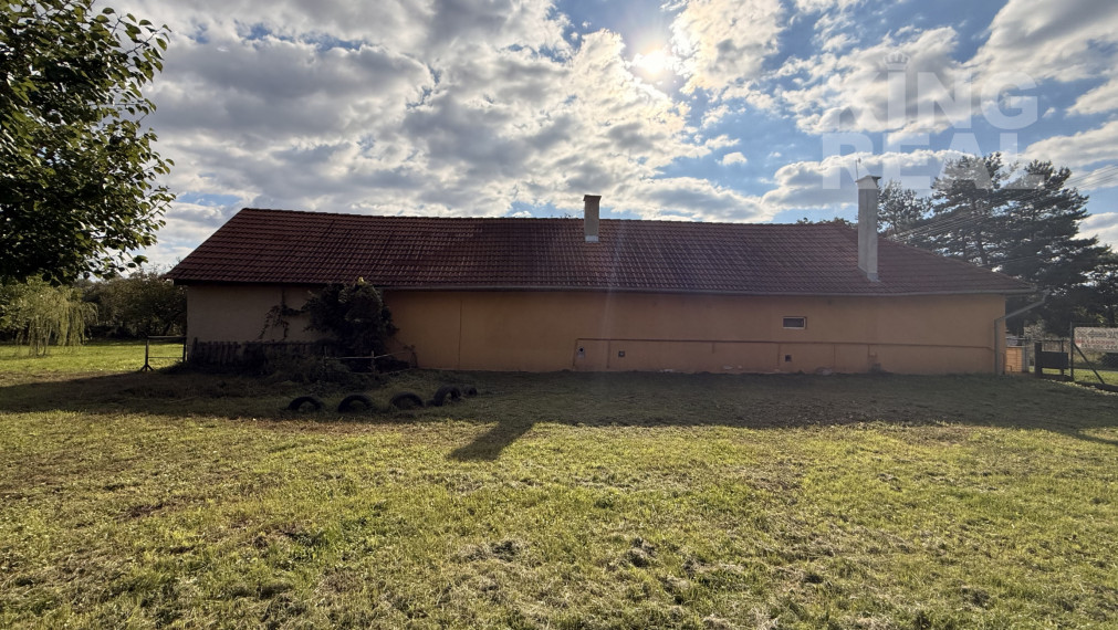 Vidiecky rodinný dom s veľkým pozemkom v obci Lok