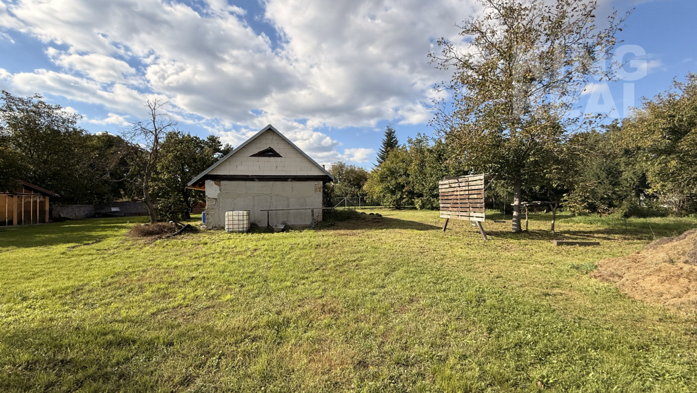 Vidiecky rodinný dom s veľkým pozemkom v obci Lok