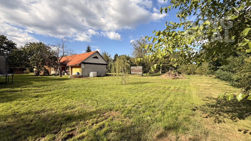 Vidiecky rodinný dom s veľkým pozemkom v obci Lok