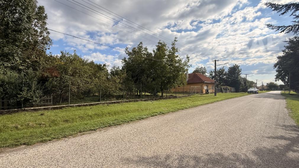 Pozemok 1055 m² – obec Lok