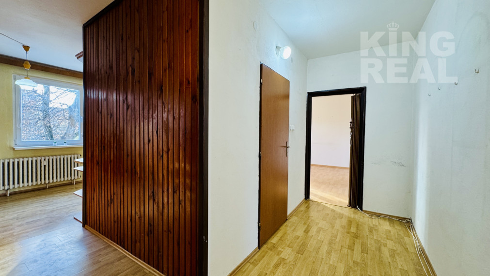 ***REZERVOVANÉ*** Na predaj 3,5 izbový byt  s loggiou a veľkou pivnicou v centre mesta Bardejov, ul. Dlhý rad 19