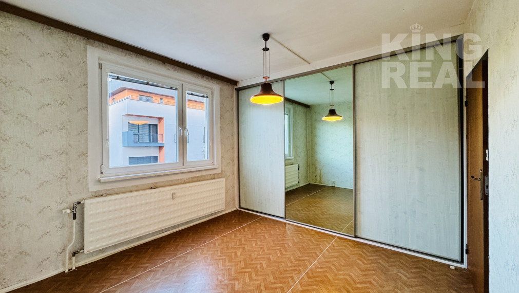 ***REZERVOVANÉ*** Na predaj 3,5 izbový byt  s loggiou a veľkou pivnicou v centre mesta Bardejov, ul. Dlhý rad 19