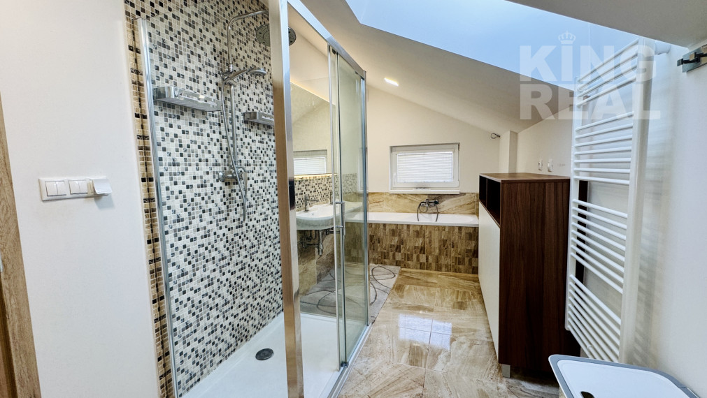 Moderný 2-podlažný drevodom s krbom, terasou a parkovaním, Kľušov, okr. Bardejov