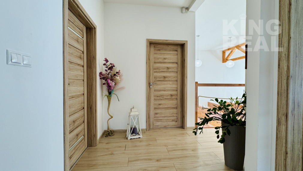 Moderný 2-podlažný drevodom s krbom, terasou a parkovaním, Kľušov, okr. Bardejov