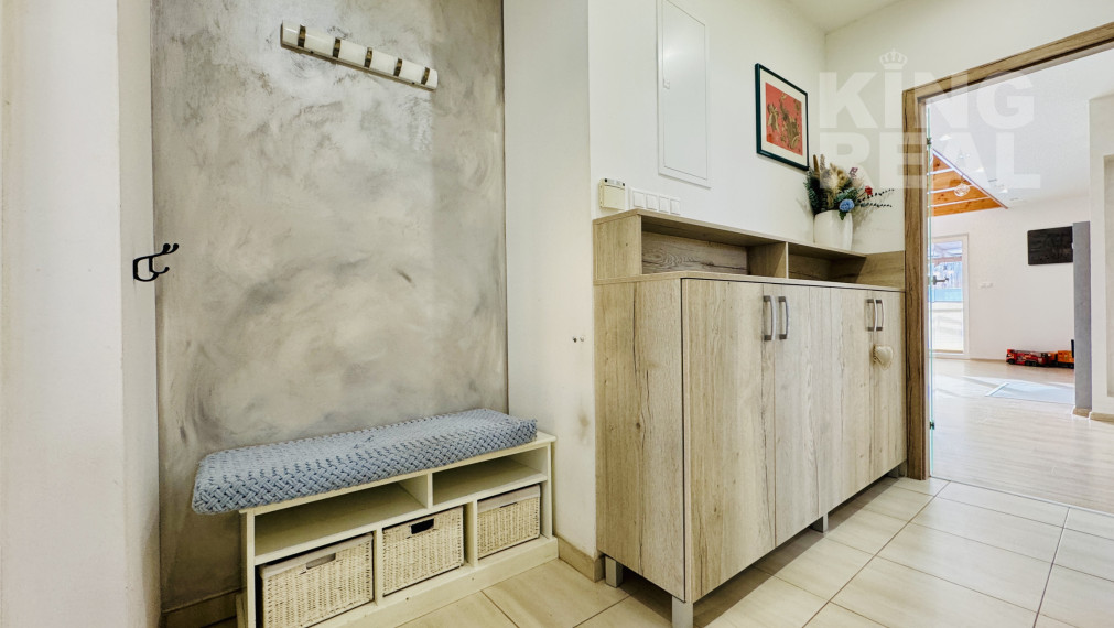 Moderný 2-podlažný drevodom s krbom, terasou a parkovaním, Kľušov, okr. Bardejov