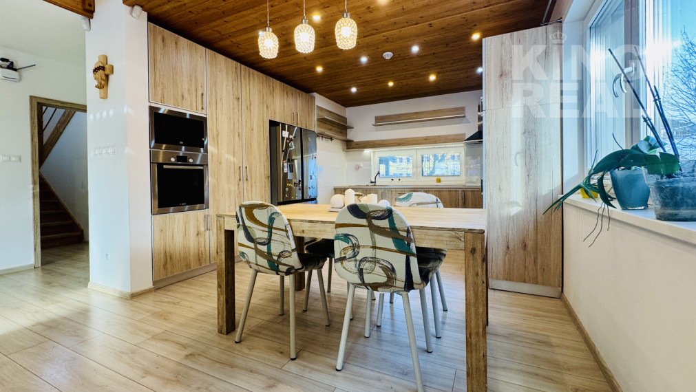 Moderný 2-podlažný drevodom s krbom, terasou a parkovaním, Kľušov, okr. Bardejov