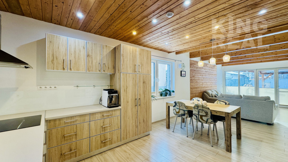 Moderný 2-podlažný drevodom s krbom, terasou a parkovaním, Kľušov, okr. Bardejov