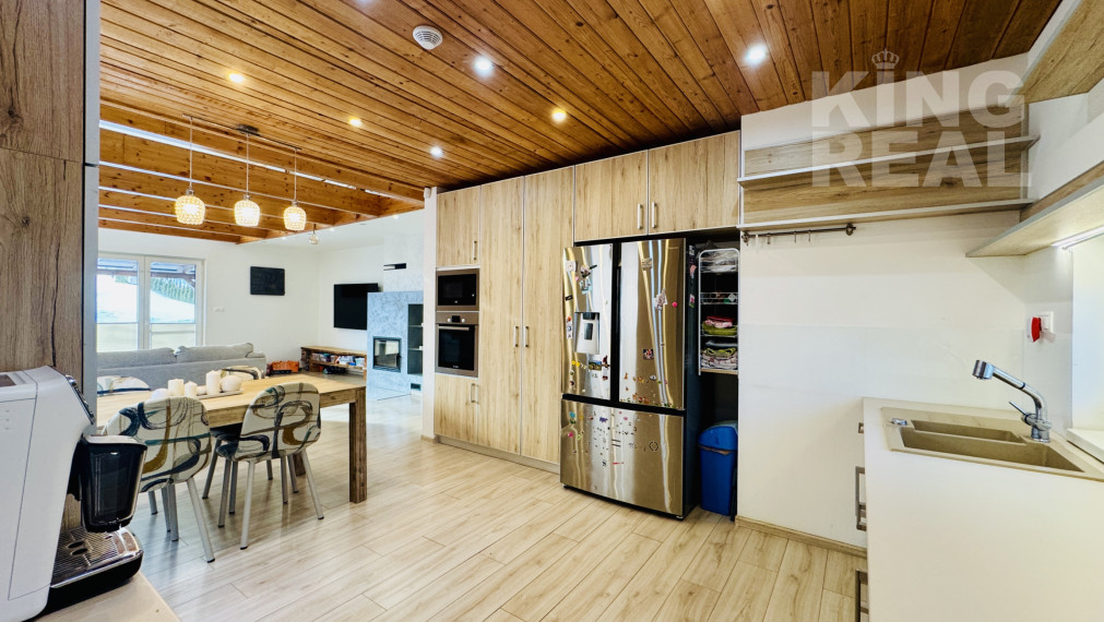 Moderný 2-podlažný drevodom s krbom, terasou a parkovaním, Kľušov, okr. Bardejov