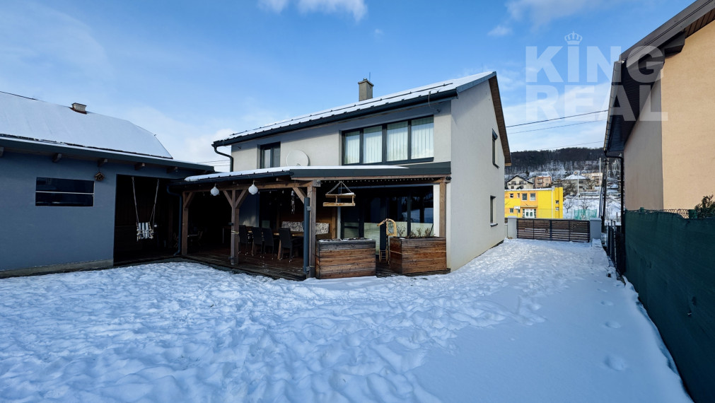 Moderný 2-podlažný drevodom s krbom, terasou a parkovaním, Kľušov, okr. Bardejov