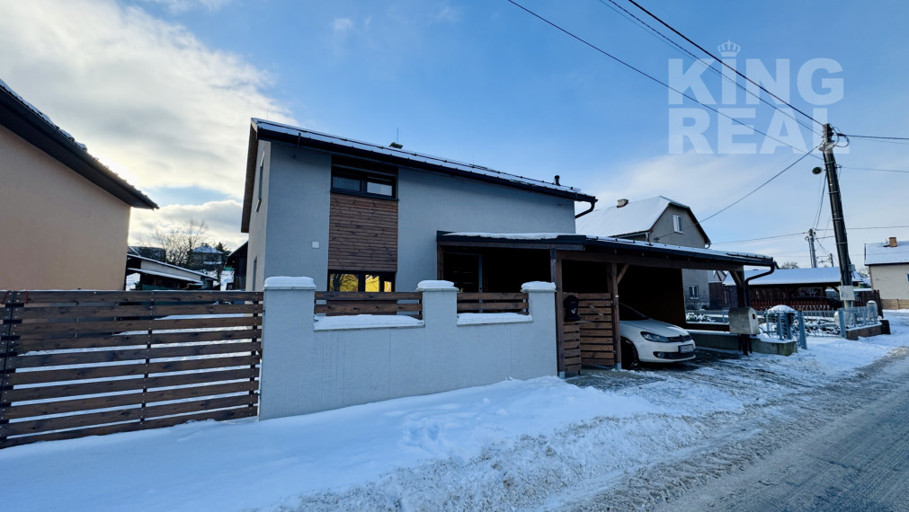 Moderný 2-podlažný drevodom s krbom, terasou a parkovaním, Kľušov, okr. Bardejov