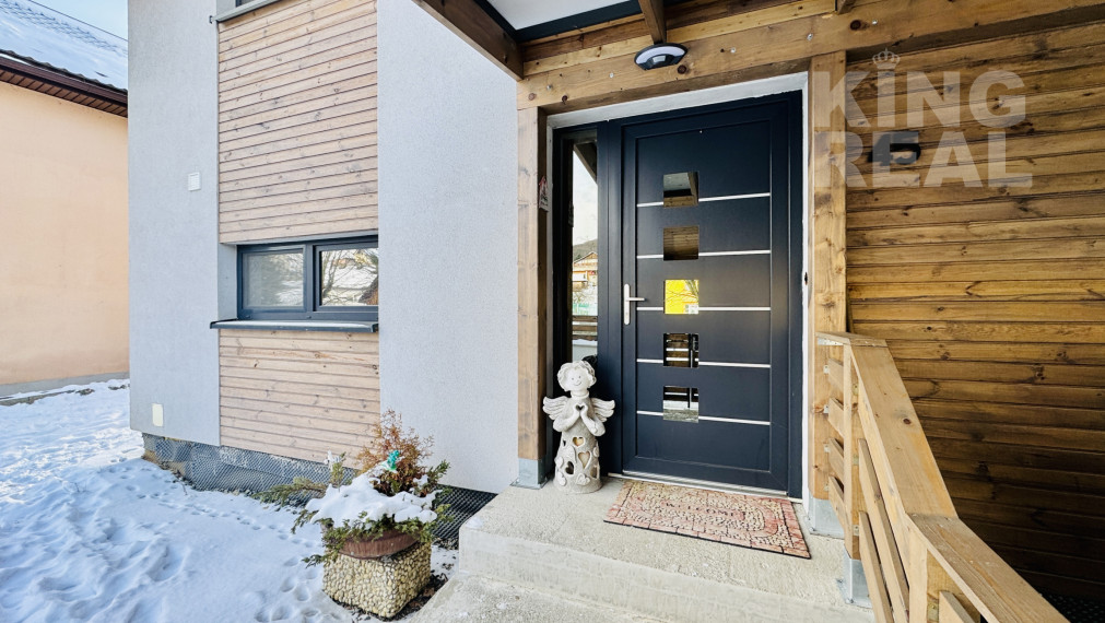 Moderný 2-podlažný drevodom s krbom, terasou a parkovaním, Kľušov, okr. Bardejov