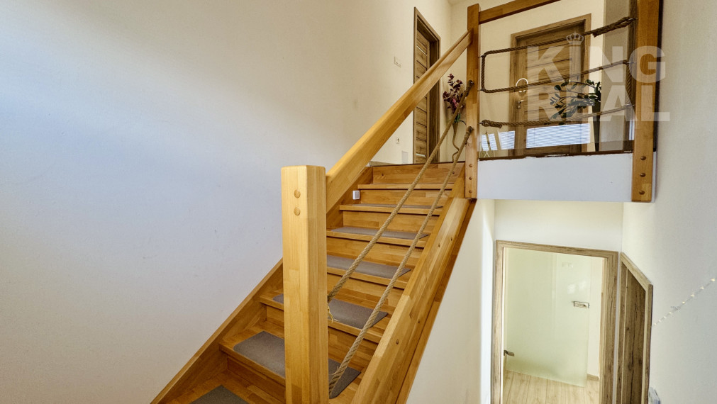 Moderný 2-podlažný drevodom s krbom, terasou a parkovaním, Kľušov, okr. Bardejov