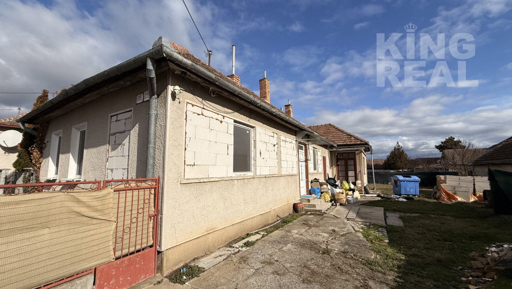 NA PREDAJ – RODINNÝ DOM S PRÍSTAVBOU, BÁNOV