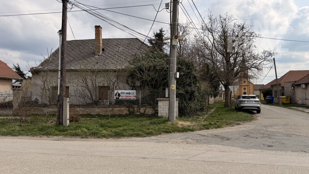 Pozemok s domom v obci Dvory nad Žitavou