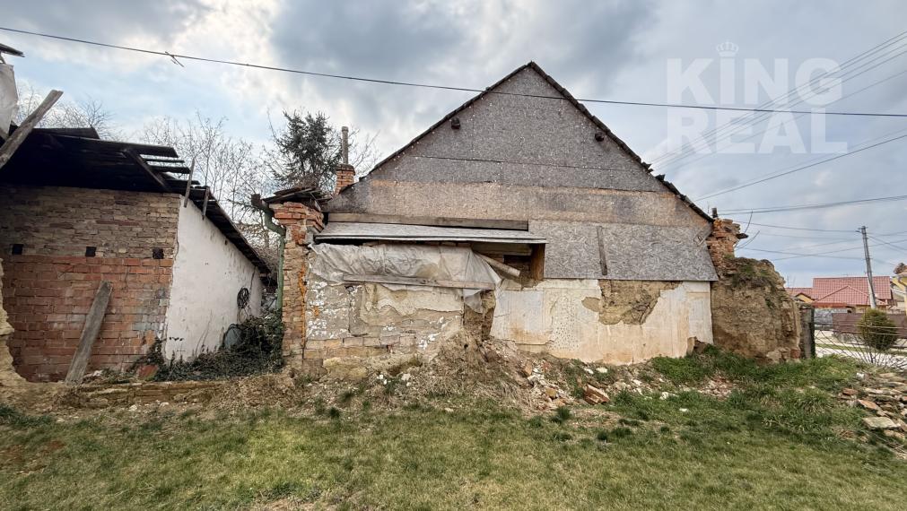 Pozemok s domom v obci Dvory nad Žitavou