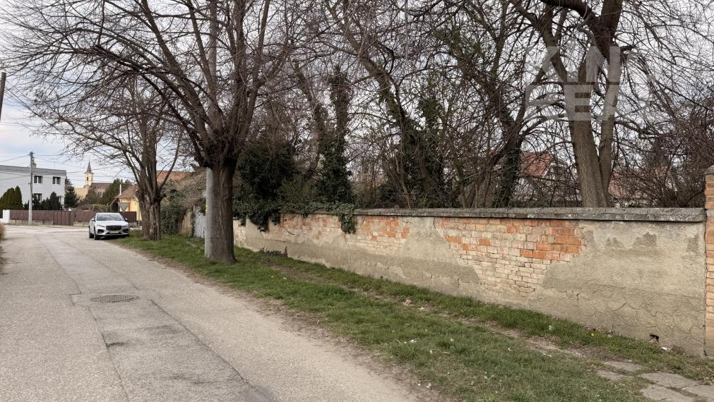 Pozemok s domom v obci Dvory nad Žitavou