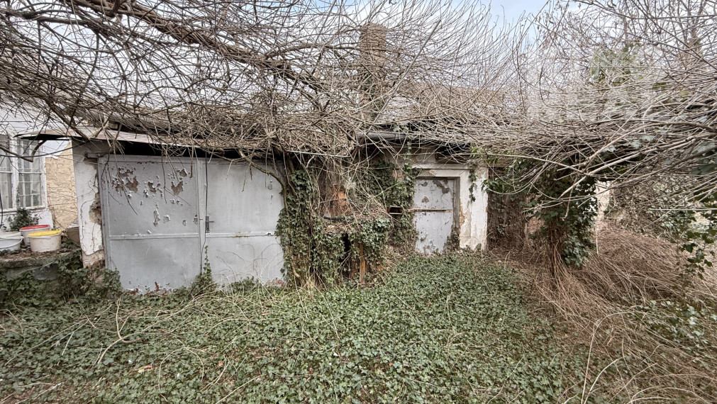 Pozemok s domom v obci Dvory nad Žitavou