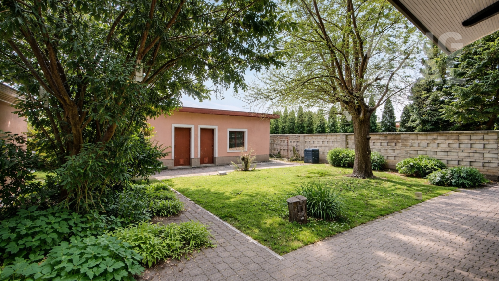 RODINNÝ DOM PO KOMPLETNEJ REKONŠTRUKCII DVORY NAD ŽITAVOU