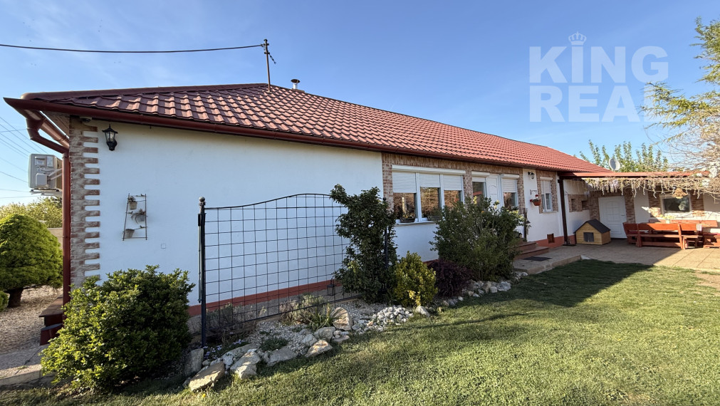 Pokojné bývanie v Malom Jatove s apartmánmi a záhradou