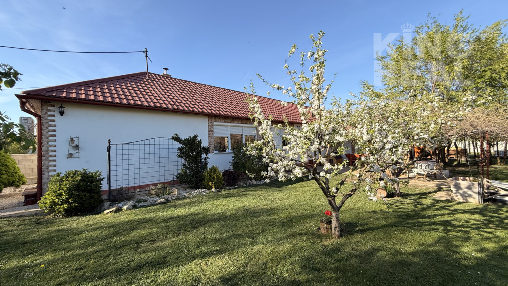 Pokojné bývanie v Malom Jatove s apartmánmi a záhradou