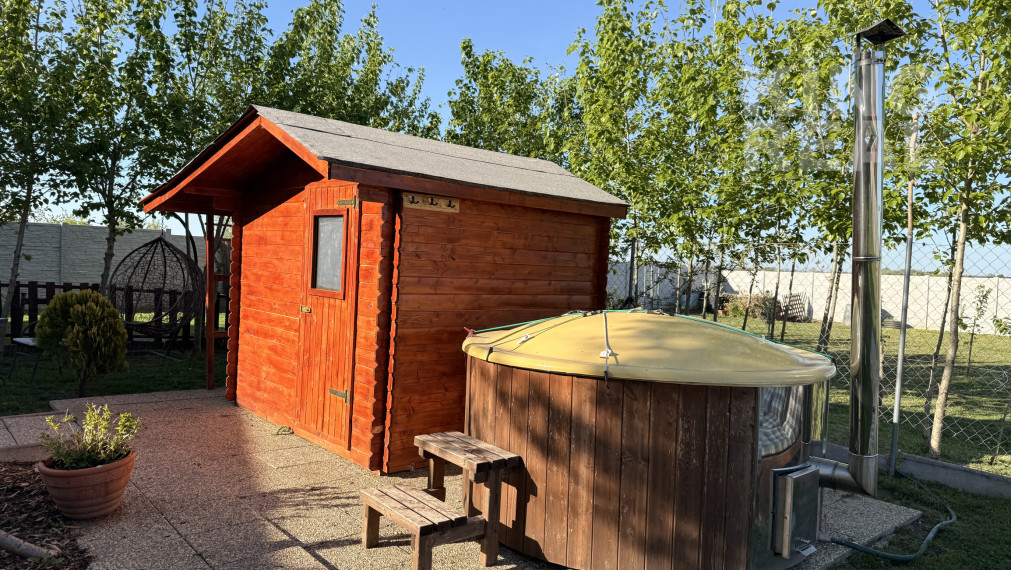 Pokojné bývanie v Malom Jatove s apartmánmi a záhradou