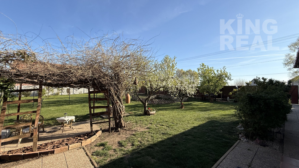 Pokojné bývanie v Malom Jatove s apartmánmi a záhradou