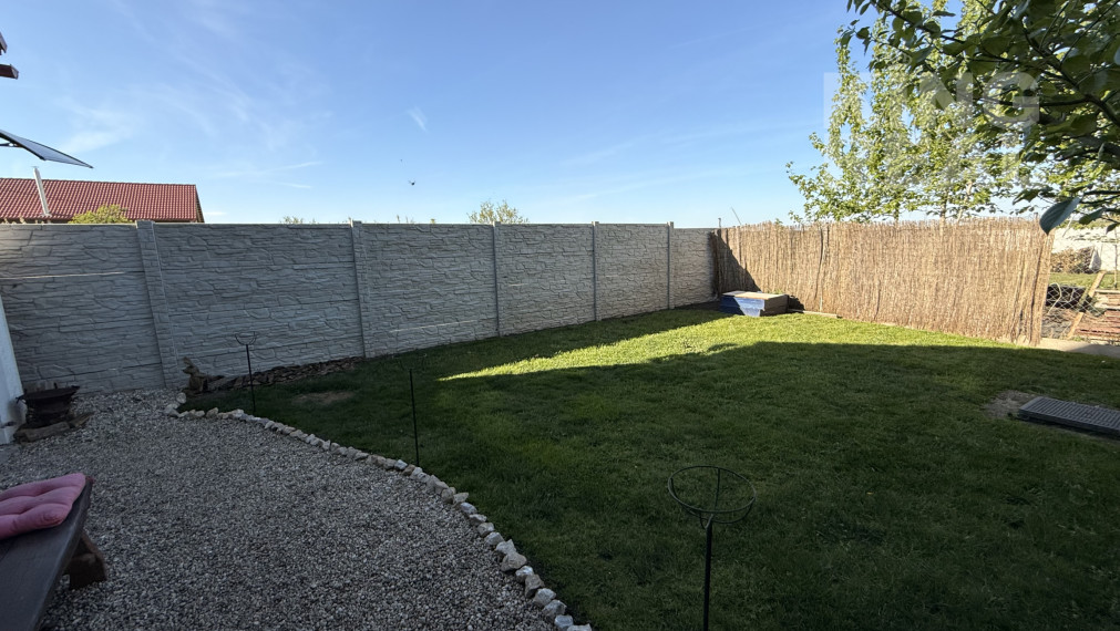 Pokojné bývanie v Malom Jatove s apartmánmi a záhradou