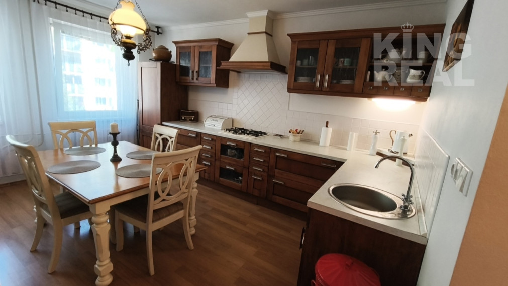 Elegantný 2-izbový byt s lodžiou v Nových Zámkoch – 61 m²