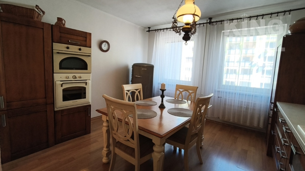 Elegantný 2-izbový byt s lodžiou v Nových Zámkoch – 61 m²