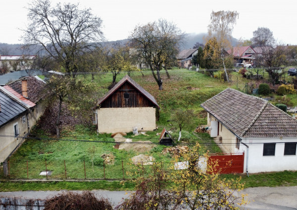 Na predaj pozemok s menším domom v historickej dedinke Jasov