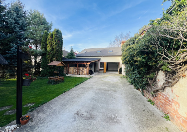 POZEMOK S KOMERČNOU BUDOVOU V CENTRE MESTA PEZINOK NA PREDAJ