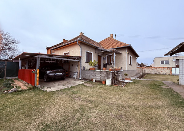 RODINNÝ DOM V BÁNOVE S ROZĽAHLÝM POZEMKOM