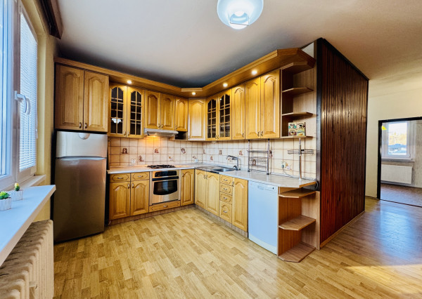 ***REZERVOVANÉ*** Na predaj 3,5 izbový byt  s loggiou a veľkou pivnicou v centre mesta Bardejov, ul. Dlhý rad 19