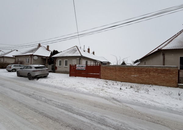 NA PREDAJ – RODINNÝ DOM S PRÍSTAVBOU, BÁNOV