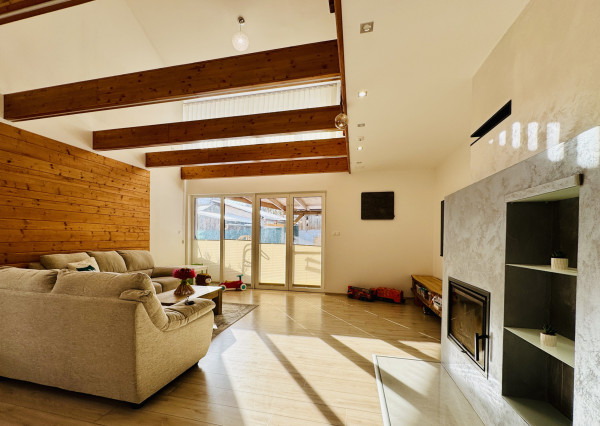 Moderný 2-podlažný drevodom s krbom, terasou a parkovaním, Kľušov, okr. Bardejov