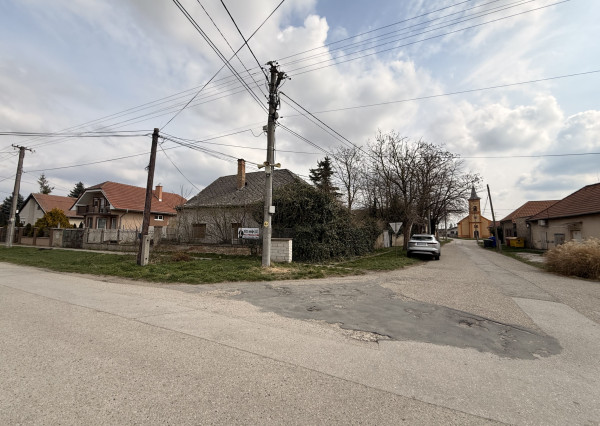 Pozemok s domom v obci Dvory nad Žitavou