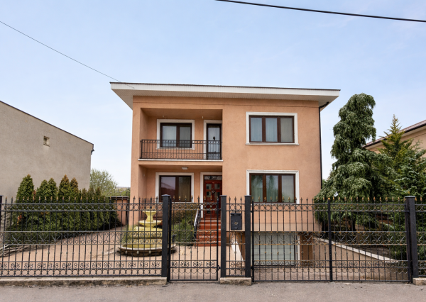 RODINNÝ DOM PO KOMPLETNEJ REKONŠTRUKCII DVORY NAD ŽITAVOU