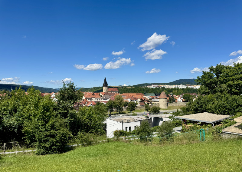 Na predaj slnečný pozemok s krásnym výhľadom na historické centrum Bardejova